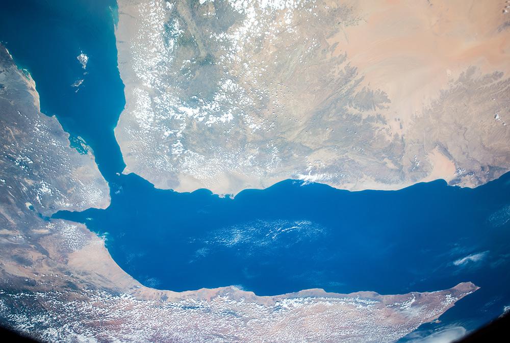 Через Аденский залив, расположенный к северу от Сомали, проходит один из важнейших маршрутов для кораблей и судов